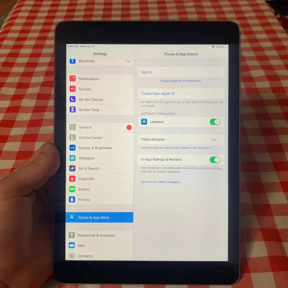 Apple iPad Air 1st Gen. (A1474) 32GB - Gray (Wi-Fi Only) 9.7